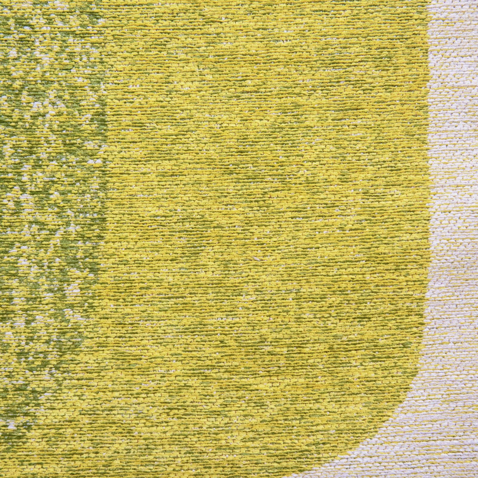 Rechthoekig groen tapijt met abstract patroon en geometrische vormen