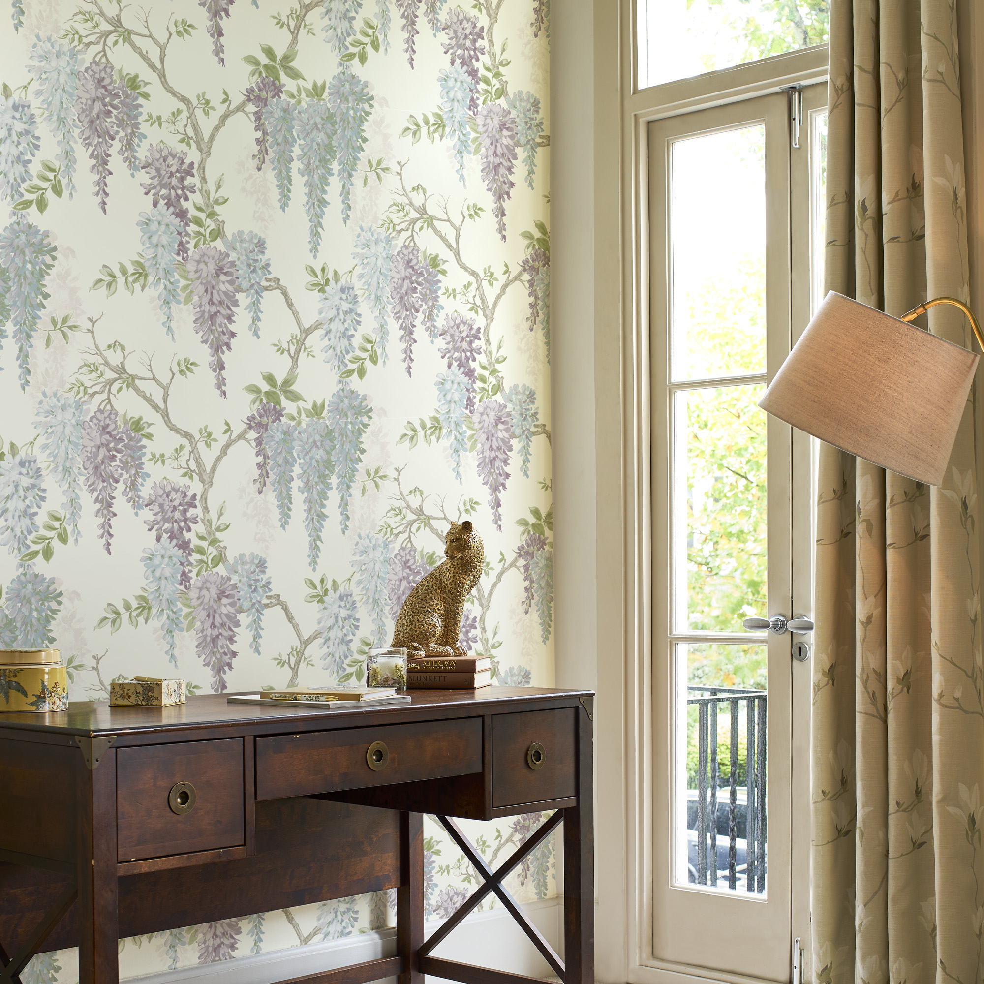 vliesbehang laura ashley wisteria garden pale iris