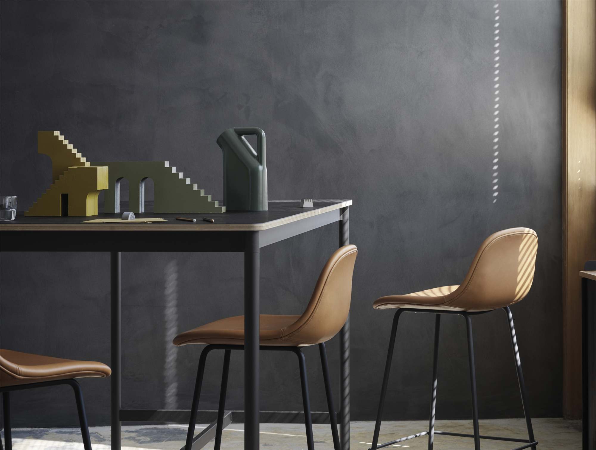 Muuto barkruk met rugleuning Fiber Counter Stool Tube Base