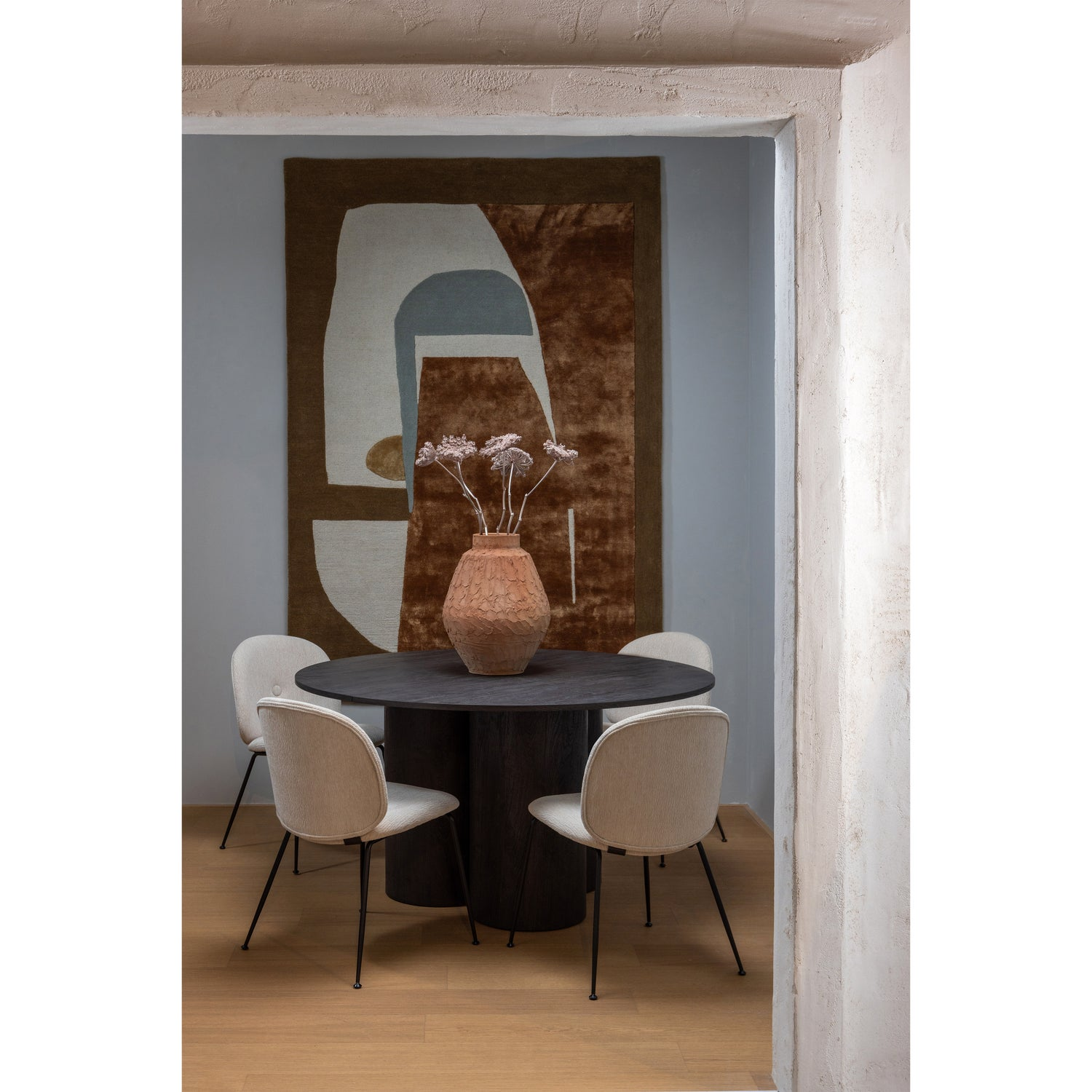 Oona eettafel rond met 3-poot mdf donkerbruin o140 cm