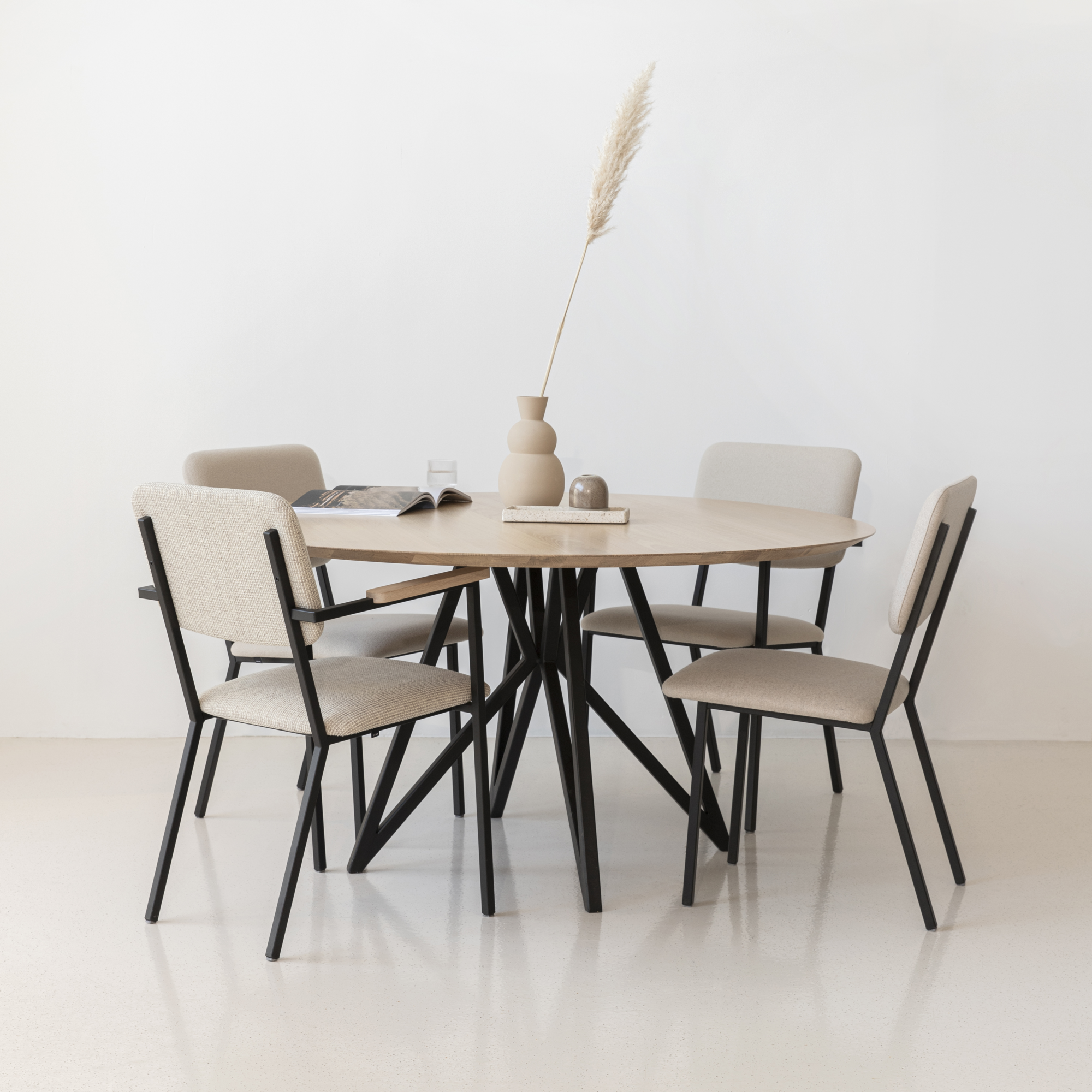 Studio HENK tafel Butterfly Rond QuadpodXL - zwart frame, hardwax light 3041