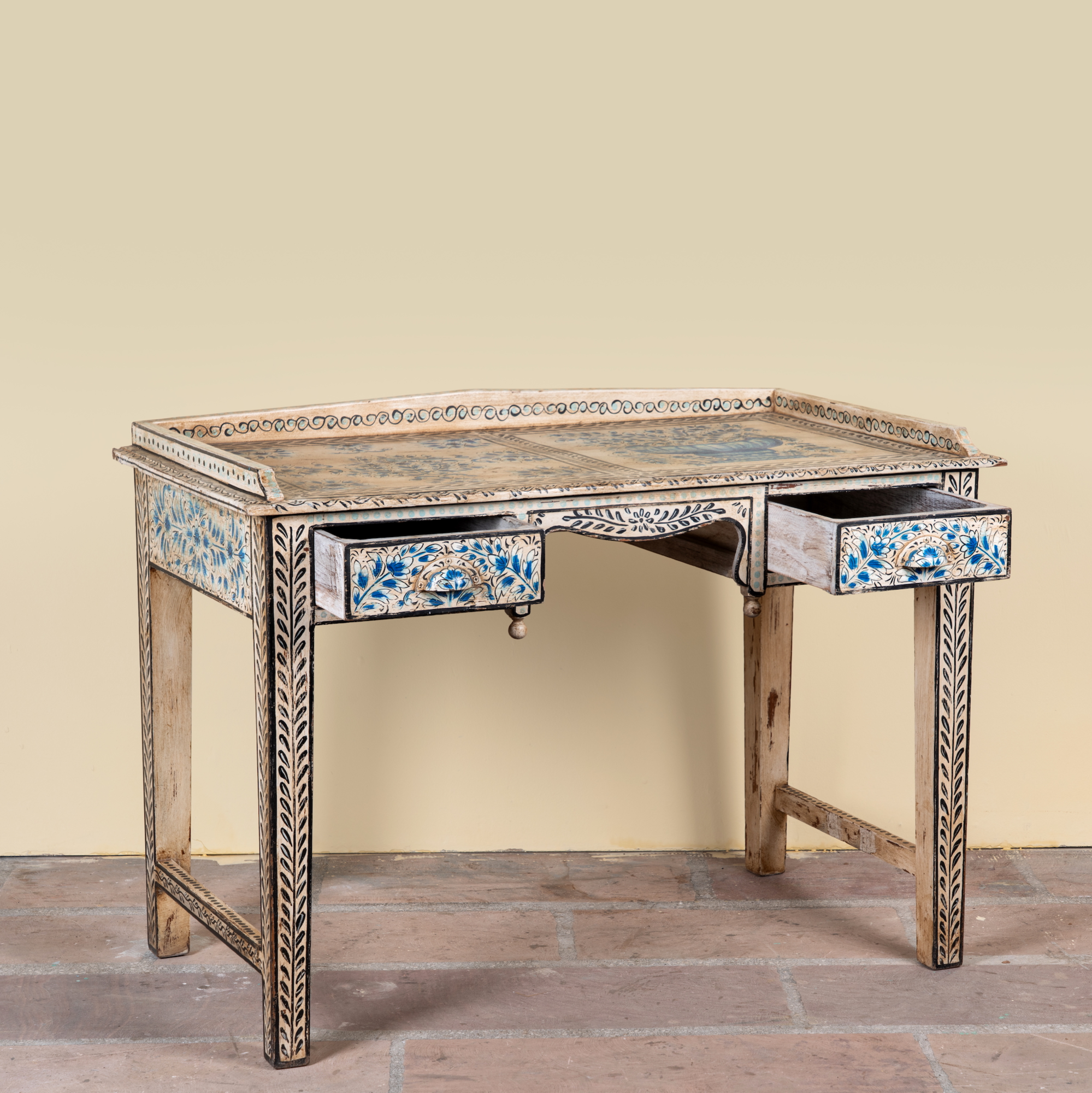 Bureau Pranay Handbeschilderd