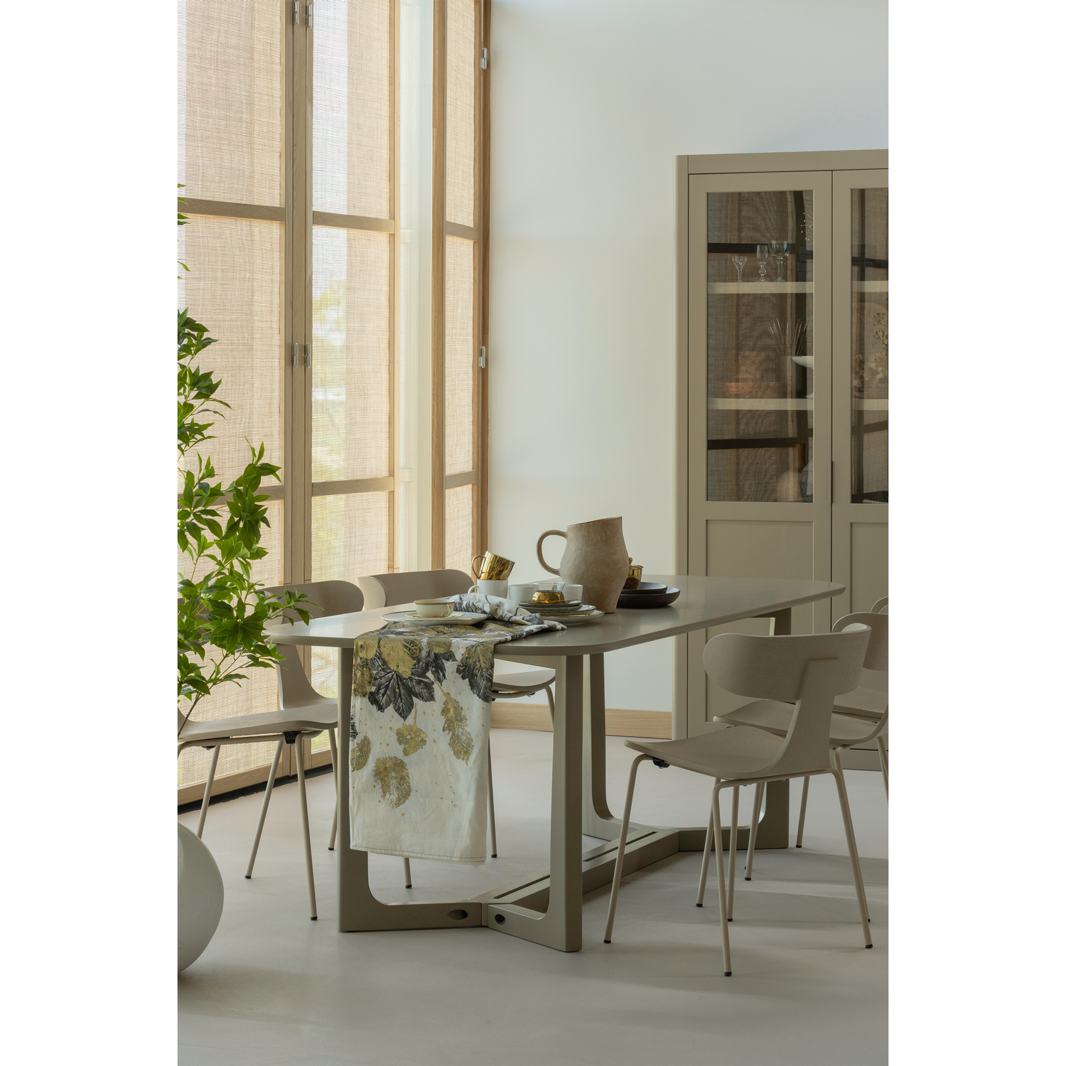 Form houten stoel met metalen poot naturel
