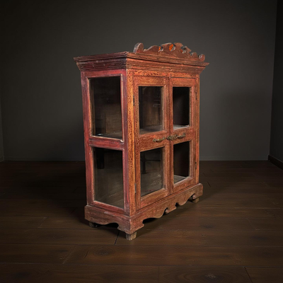 Rood glaskastje 2deur uniek