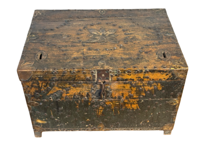 Kistje met koperen nagel