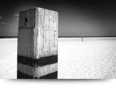 Strandpaal in zwart-wit - Acrylglas schilderij