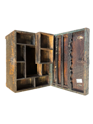 Kistje met koperen nagel