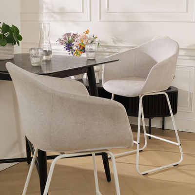 Barkruk Nino-Otis gestoffeerd wit onderstel met armleuningen (zithoogte 65 cm)