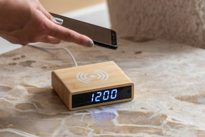 Wekker Fat met telefoonlader LED bruin bamboe