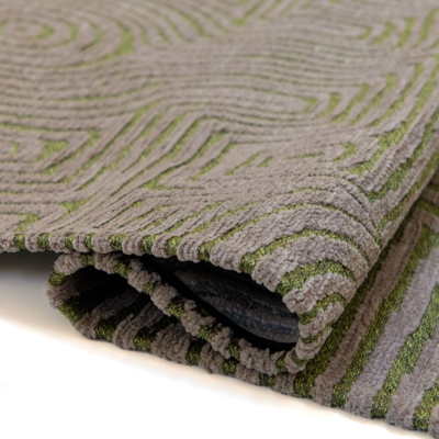 Geometrisch groen vloerkleed Tabasco met cirkels en labyrinten in goudgeel