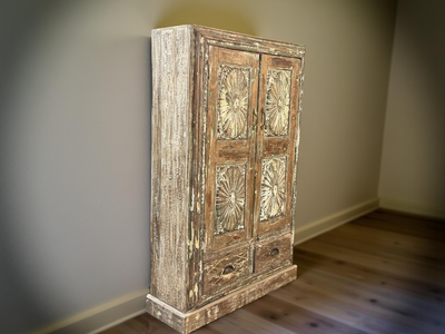 Kast 2deur snijwerk + 2 la bloem motief