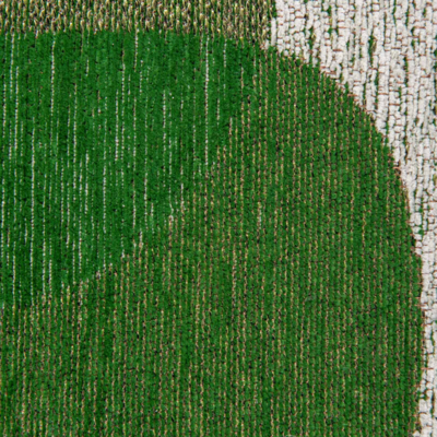 Groen tapijt met willekeurige, ronde vormen en een "Café" bonenmotief