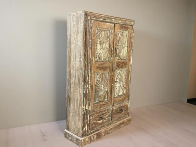 Kast 2deur snijwerk + 2 la bloem motief