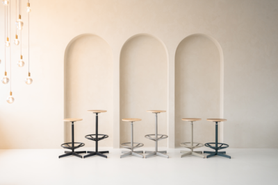Barkruk Jops counter aluminium frame en walnoten zitting