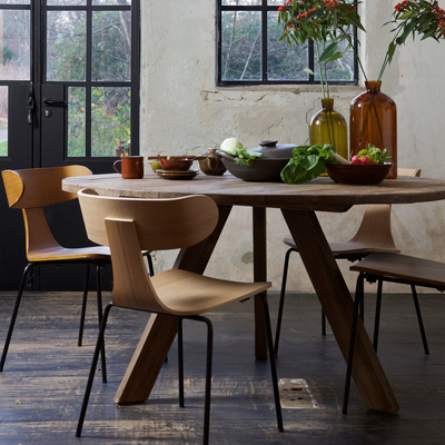 Form houten stoel met metalen poot naturel