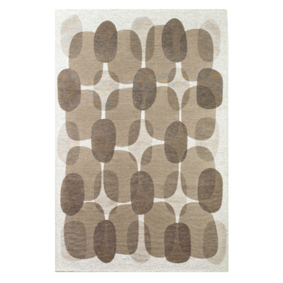 Grijs tapijt met willekeurige, ronde vormen en een "Café" bonenmotief