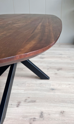 Old Inn Wonen eettafel mangohout Deens ovaal walnoot met spinpoot