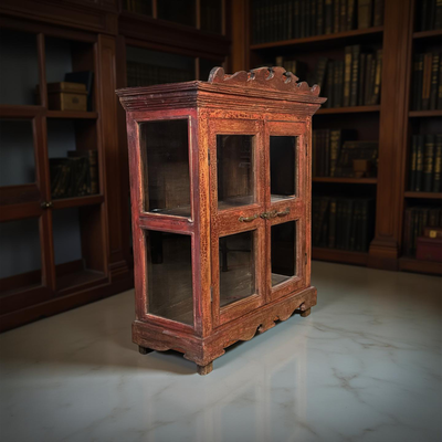 Rood glaskastje 2deur uniek