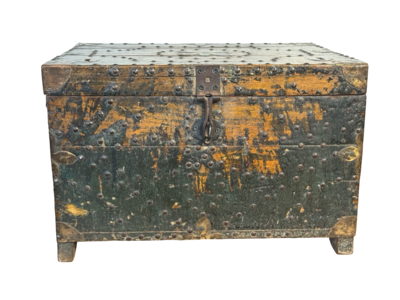 Kistje met koperen nagel