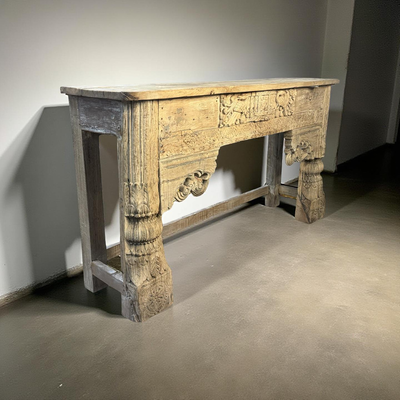 Wandtafel met mooie snijwerk naturel