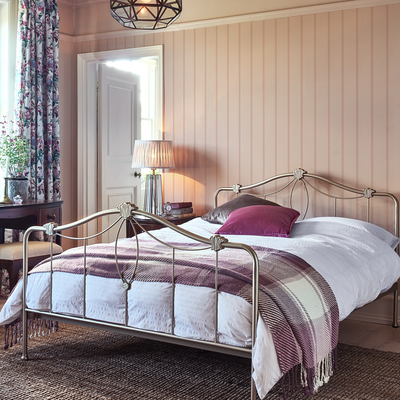 vliesbehang laura ashley chalford wood pink