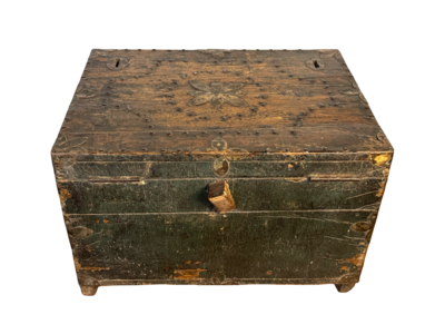 Kistje met koperen nagel