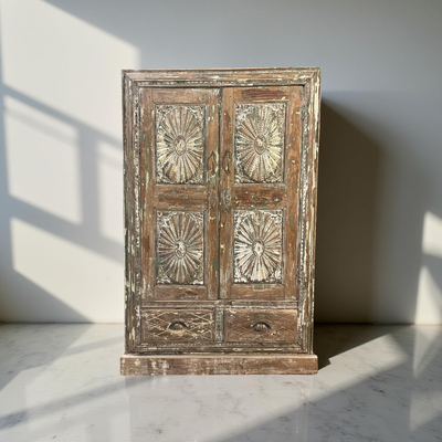 Kast 2deur snijwerk + 2 la bloem motief