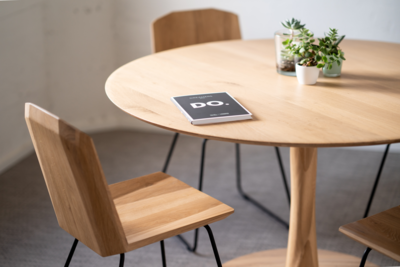 Ethnicraft - Torsion eettafel rond - eiken/eiken zwart - hoogte: standaard 76 cm