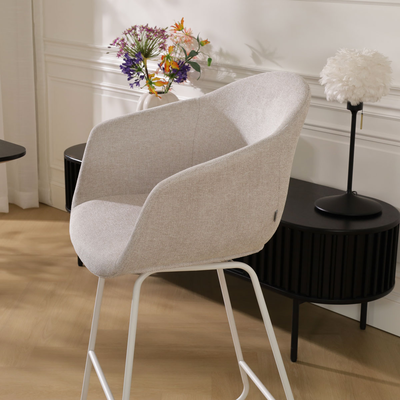 Barkruk Nino-Otis gestoffeerd wit onderstel met armleuningen (zithoogte 65 cm)