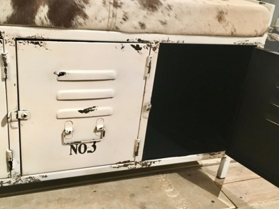 Metalen bank / schoenenkast met koeienhuid