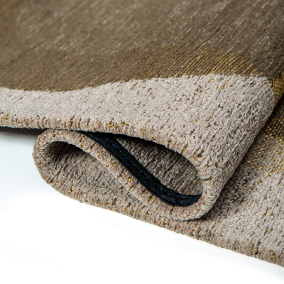 Geel tapijt met willekeurige, ronde vormen en een "Café" bonenmotief