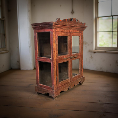 Rood glaskastje 2deur uniek