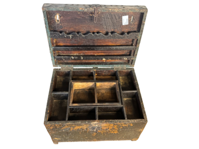 Kistje met koperen nagel