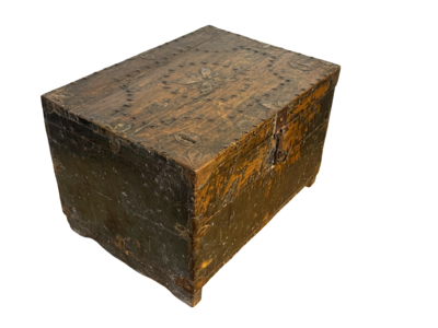 Kistje met koperen nagel