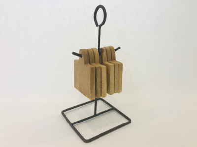 6 houten onderzetters op stand(5728)