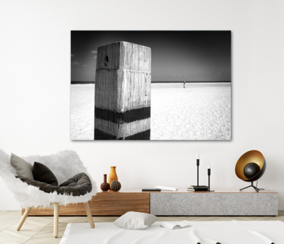 Strandpaal in zwart-wit - Acrylglas schilderij