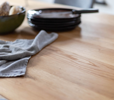 They &amp; Me eettafel Chat – bootsvorm – eiken rustiek lak – RAL9010 zuiverwit