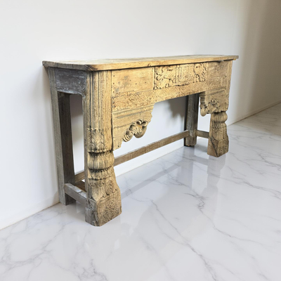 Wandtafel met mooie snijwerk naturel