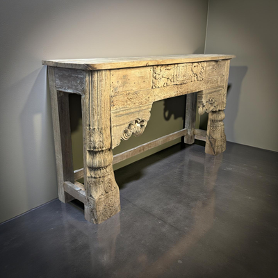 Wandtafel met mooie snijwerk naturel