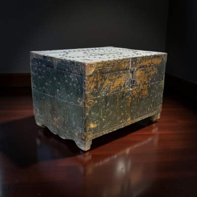 Kistje met koperen nagel