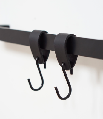 S-haakje Zwart + leren hanger - Maat S - set van 4