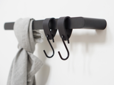 S-haakje Zwart + leren hanger - Maat S - set van 4