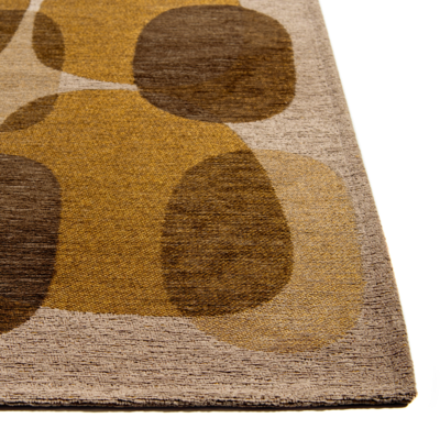 Geel tapijt met willekeurige, ronde vormen en een "Café" bonenmotief