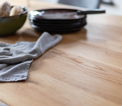 They &amp; Me eettafel Joy – plat ovaal – eiken rustiek olie - onderstel RAL9017 verkeerszwart