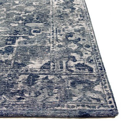 Vloerkleed Heris blauw met sierlijke motieven in het midden, vervaagde kleuren en texturen, antieke look