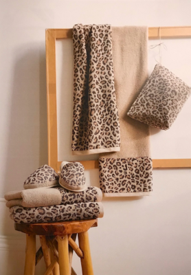 Accessoires Jaguar toilettas, slippers en handdoeken